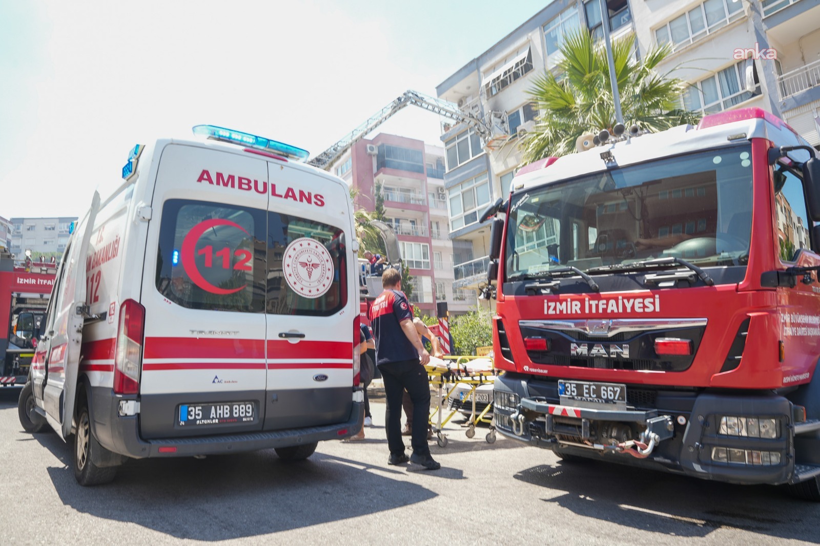 İzmir'in Karabağlar ilçesinde çıkan yangında 6 kişi tahliye edildi