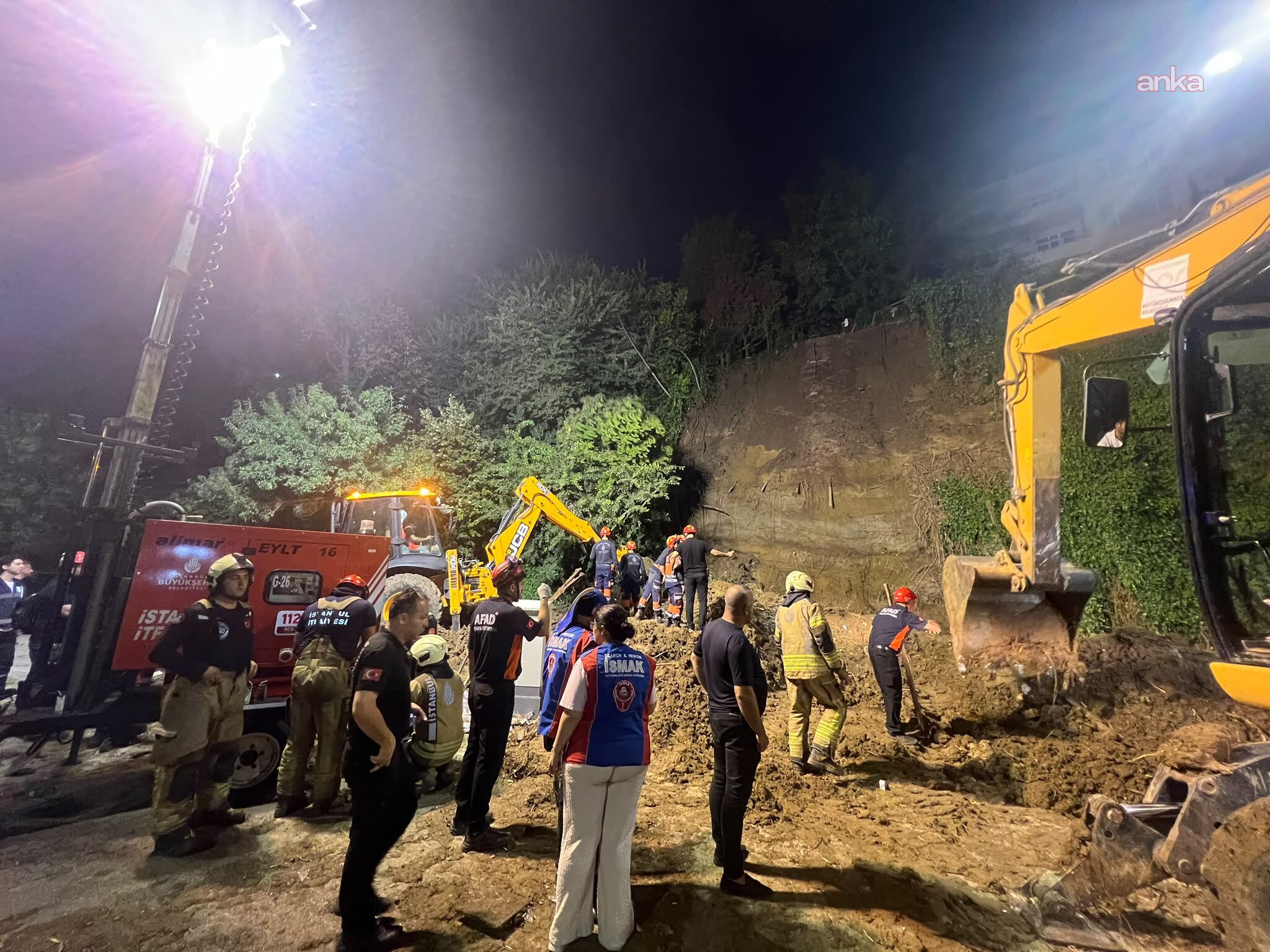 Büyükçekmece’de sahil bölgesinde toprak kayması