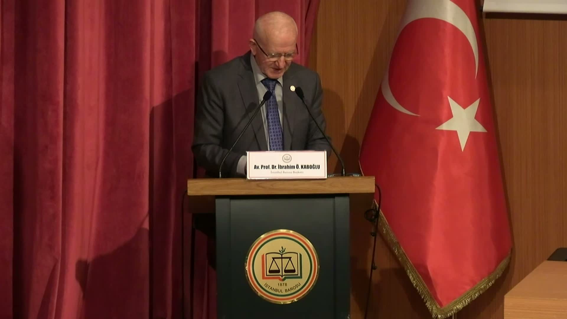 İbrahim Kaboğlu’ndan İBB Davası’nda mahkeme başkanının avukatlara yönelik tutumuna tepki: “Savaş ortamında bile rastlanmayacak bir durumdur”