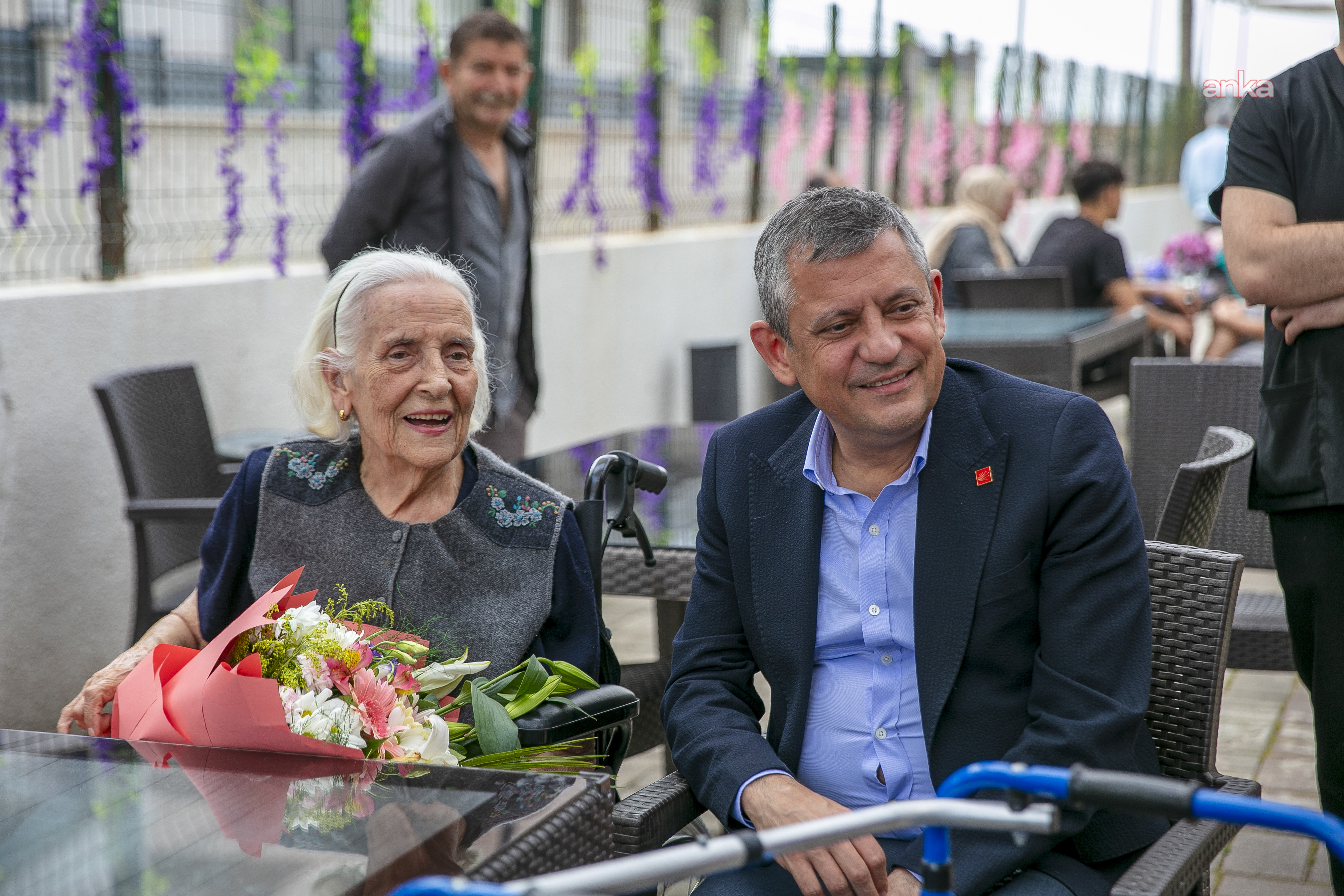 Özgür Özel'den ilkokul öğretmenine Anneler Günü ziyareti