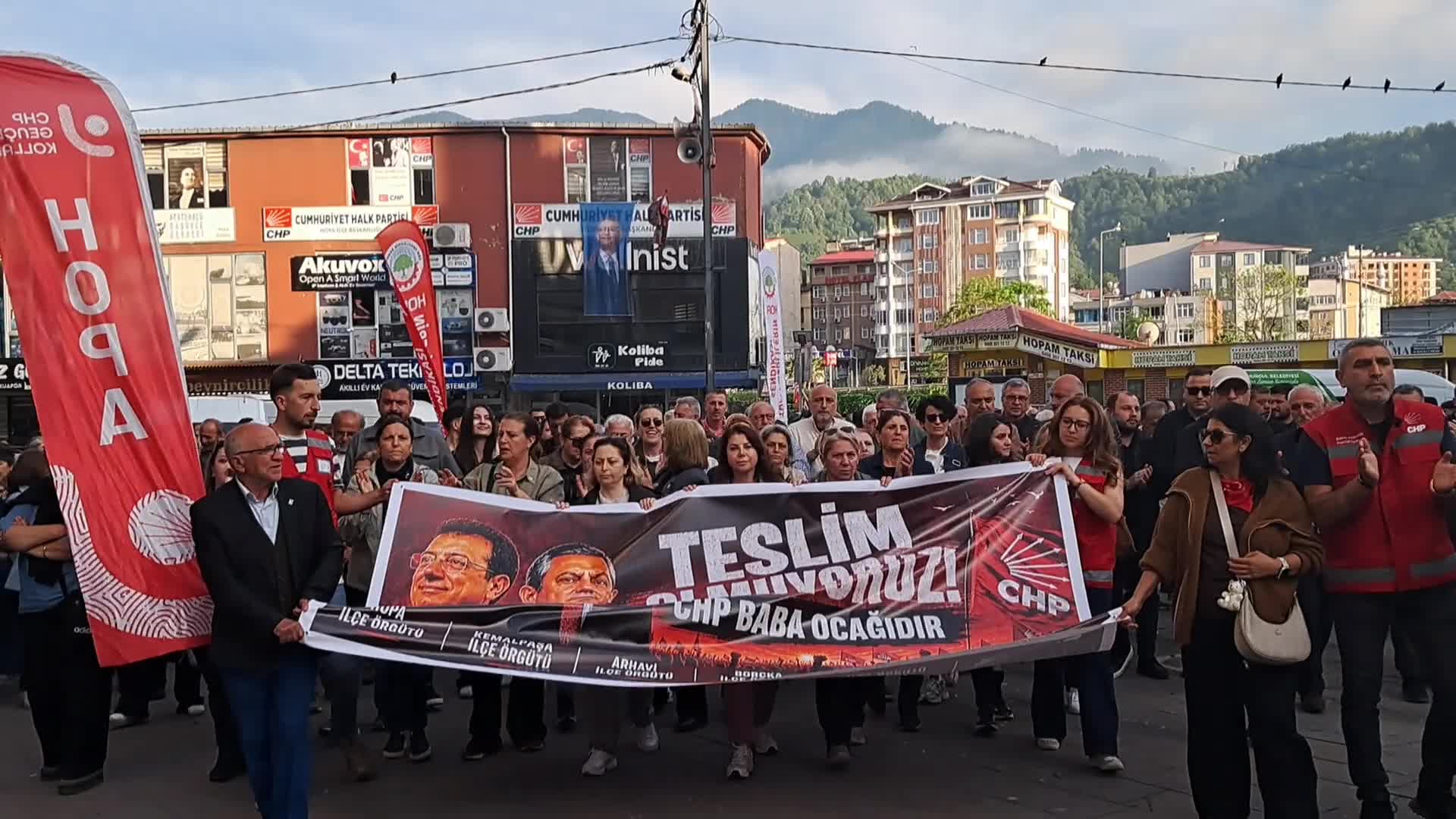 CHP hakkındaki "mutlak butlan" kararı Hopa'da protesto edildi