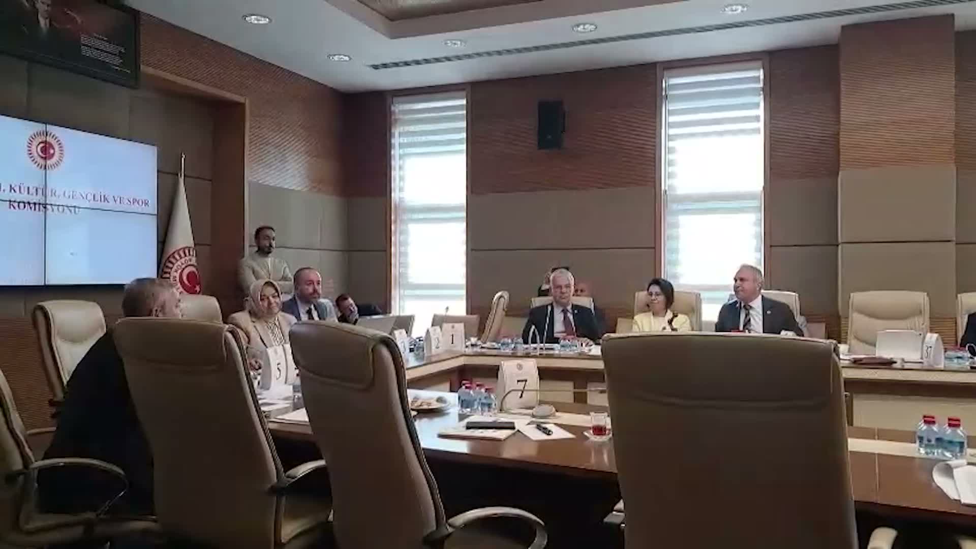 Milli Eğitim Komisyonu'nda "İçtüzük" ve "istifa" tartışması