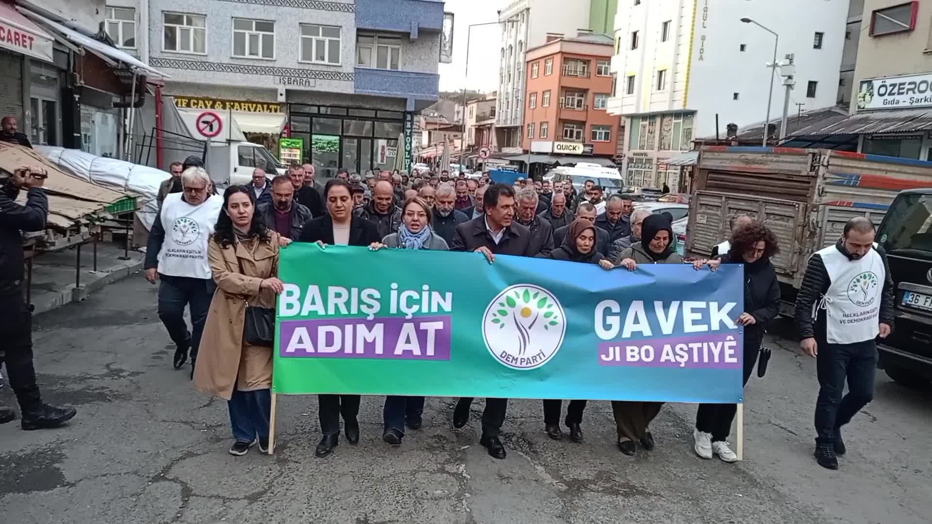 Kars'ta "Barış İçin Adım At" yürüyüşü... Mahmut Dindar: "Bu halkı oyalamayın. Bu halk artık barış istiyor"
