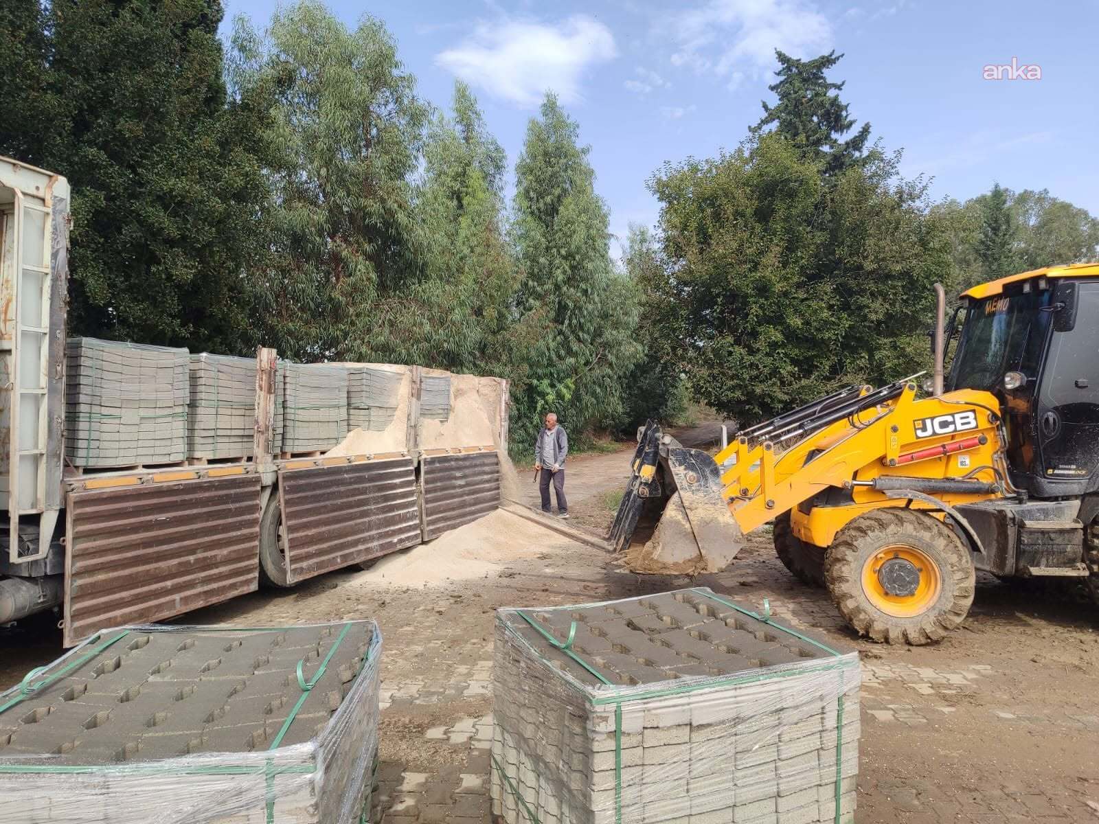 Yumurtalık’ta dere yatakları temizleniyor, mezarlık yolları yenileniyor
