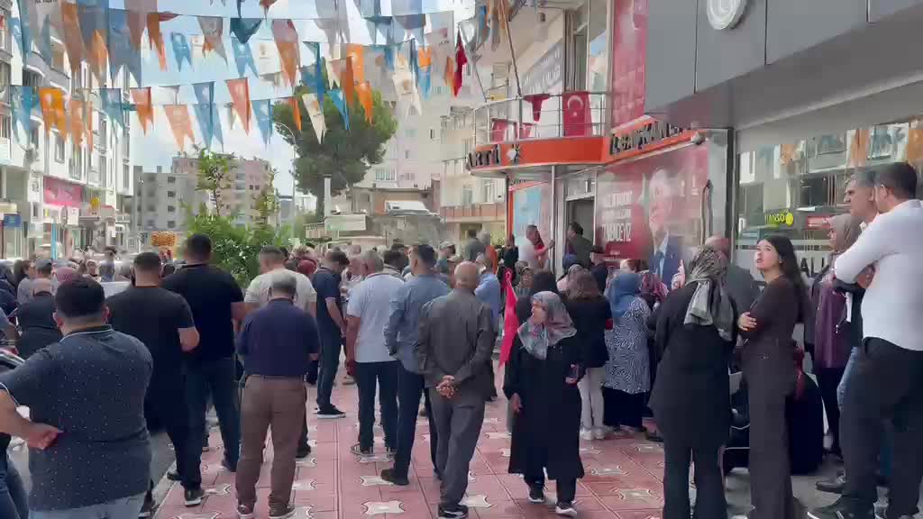 Osmaniye'de yıkım kararı verilen yayla evleri sakinleri, AK Parti İl Başkanlığı önünde eylem yaptı