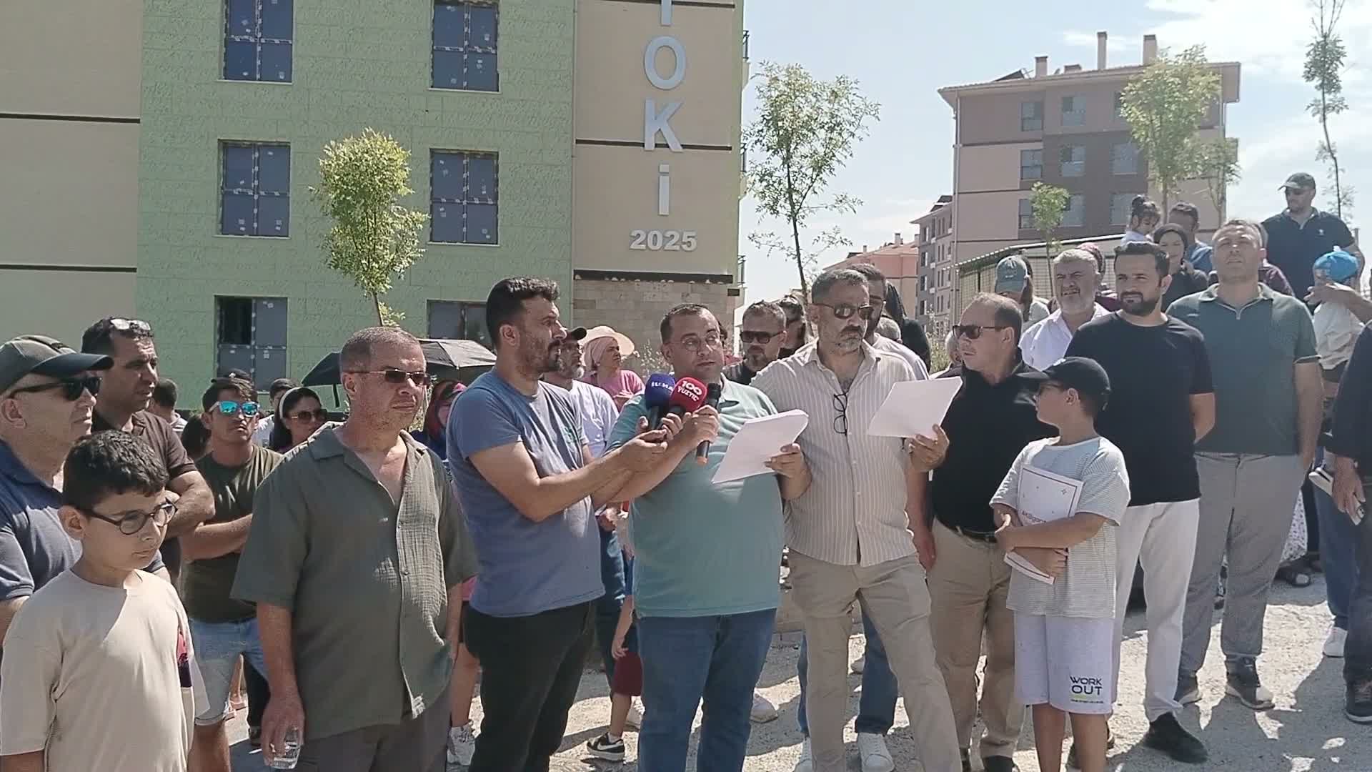 Mersin'de 15 aydır evlerine girmeyi bekleyen TOKİ mağdurlarından protesto