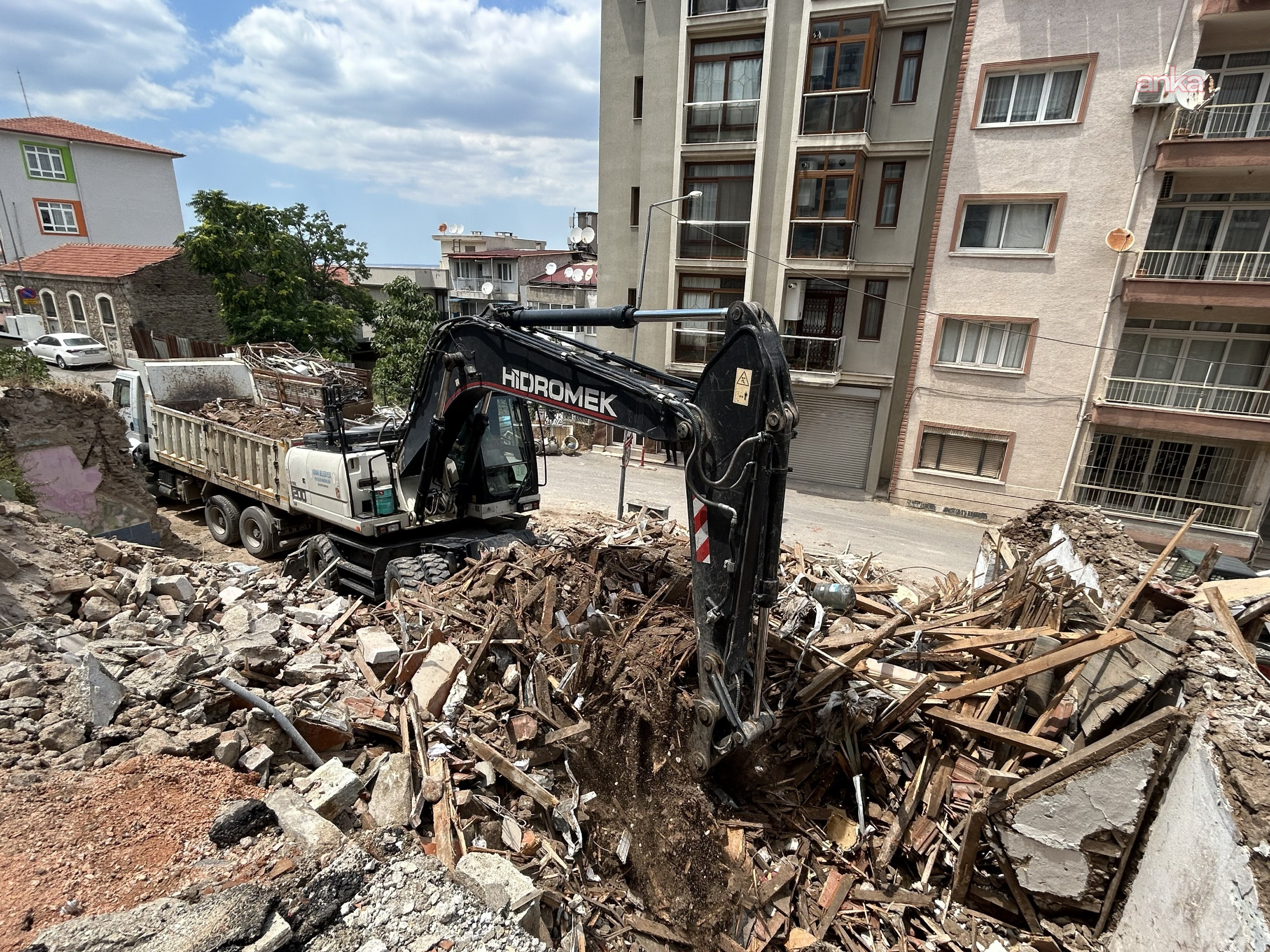 Konak’ta metruk bina yıkımları sürüyor