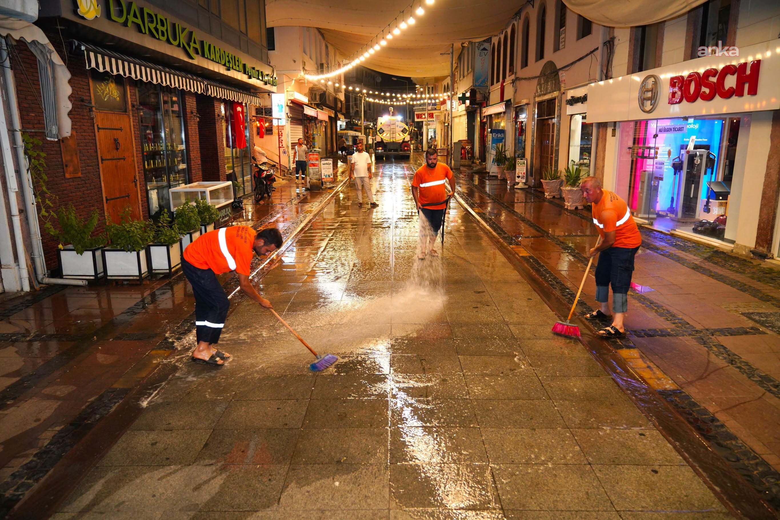 Ayvalık Belediyesi ekiplerinden gece saatlerinde temizlik mesaisi