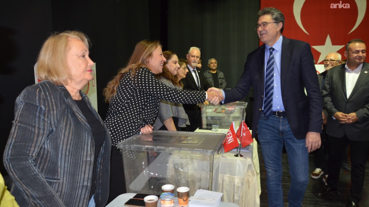 "Parti içi demokrasi şöleni yaşıyoruz"