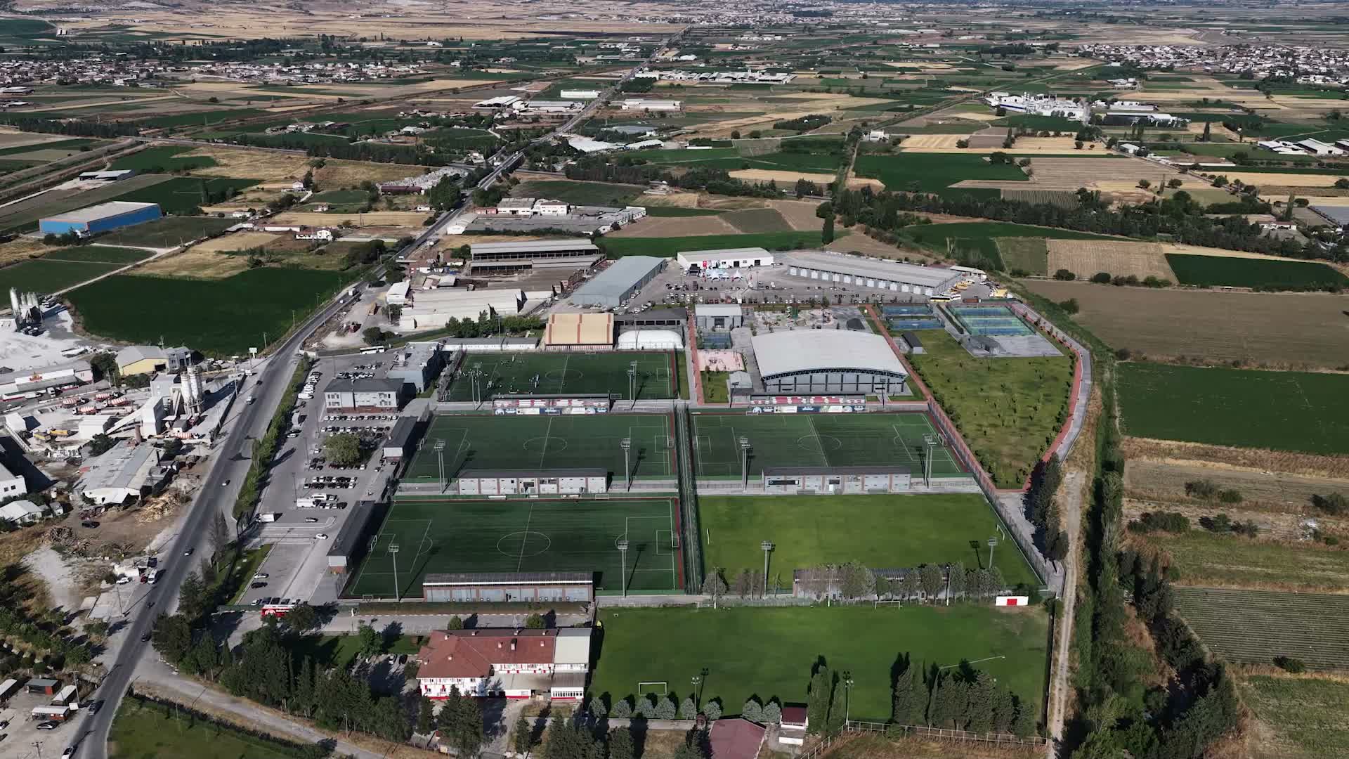Balıkesir Büyükşehir Belediyesi, atıl depoları modern spor kompleksine dönüştürdü