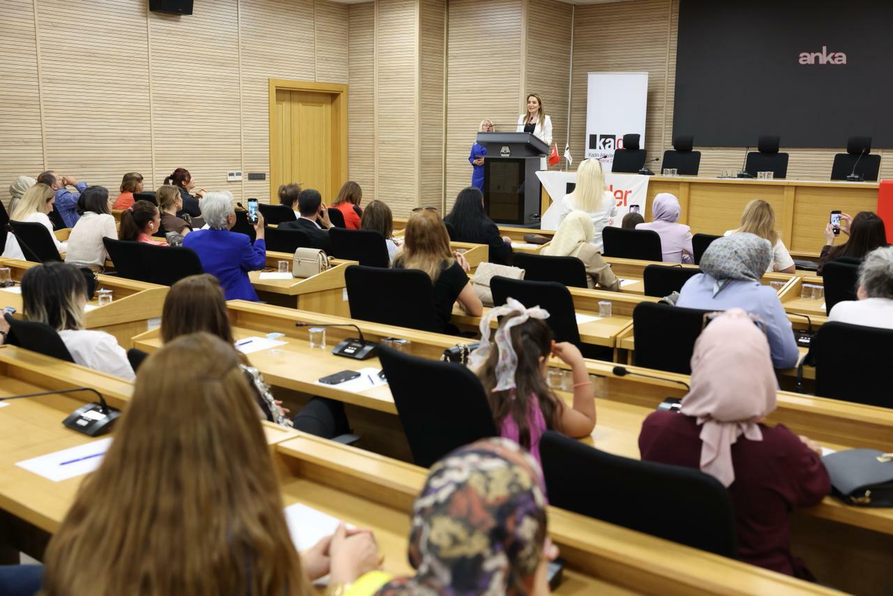 Diyarbakır'da düzenlenen KA.DER Kürsü'de farklı siyasi partilerden kadınlar ortak zeminde buluştu