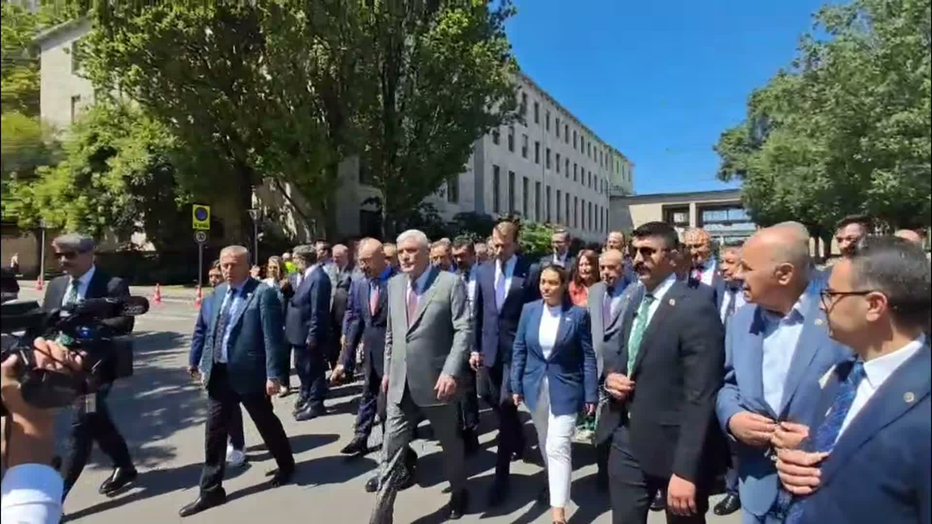 Dervişoğlu, şehit er yakınları ve gazilerin eylemine destek için TBMM'den Güvenpark'a yürüdü