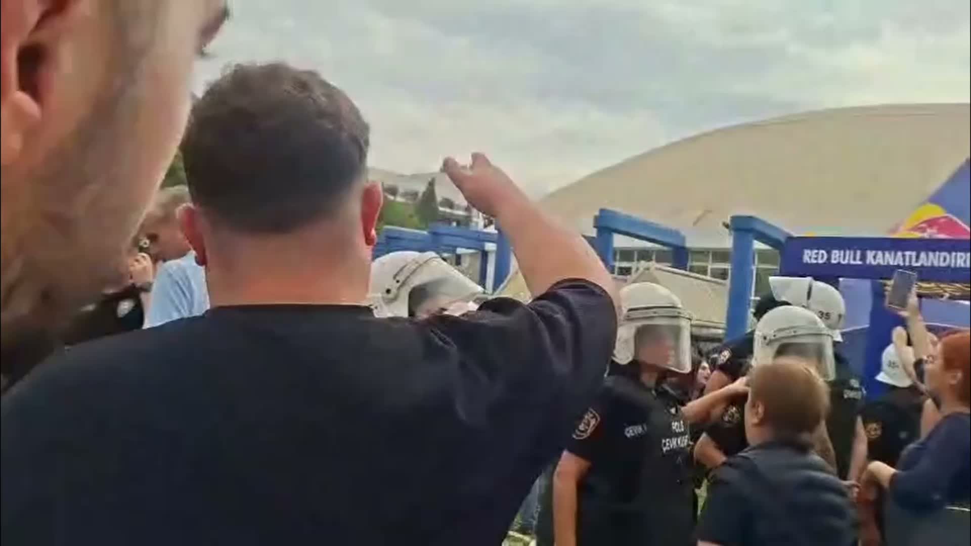 Ege Üniversitesi'nde öğrenci stantlarına müdahale: 27 öğrenci gözaltına alındı