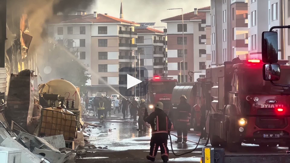 Malatya’da deprem konutları şantiyesinde 180 konteyner yandı
