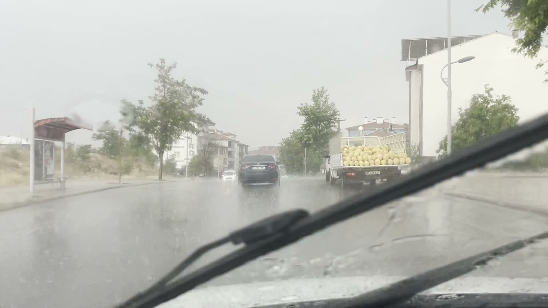Çatılar uçtu, iş yerlerini su bastı