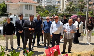 Ümit Özdağ, hayatını kaybeden Zafer Partisi Alanya İlçe Başkanı Arıkan'ın kabrini ziyaret etti