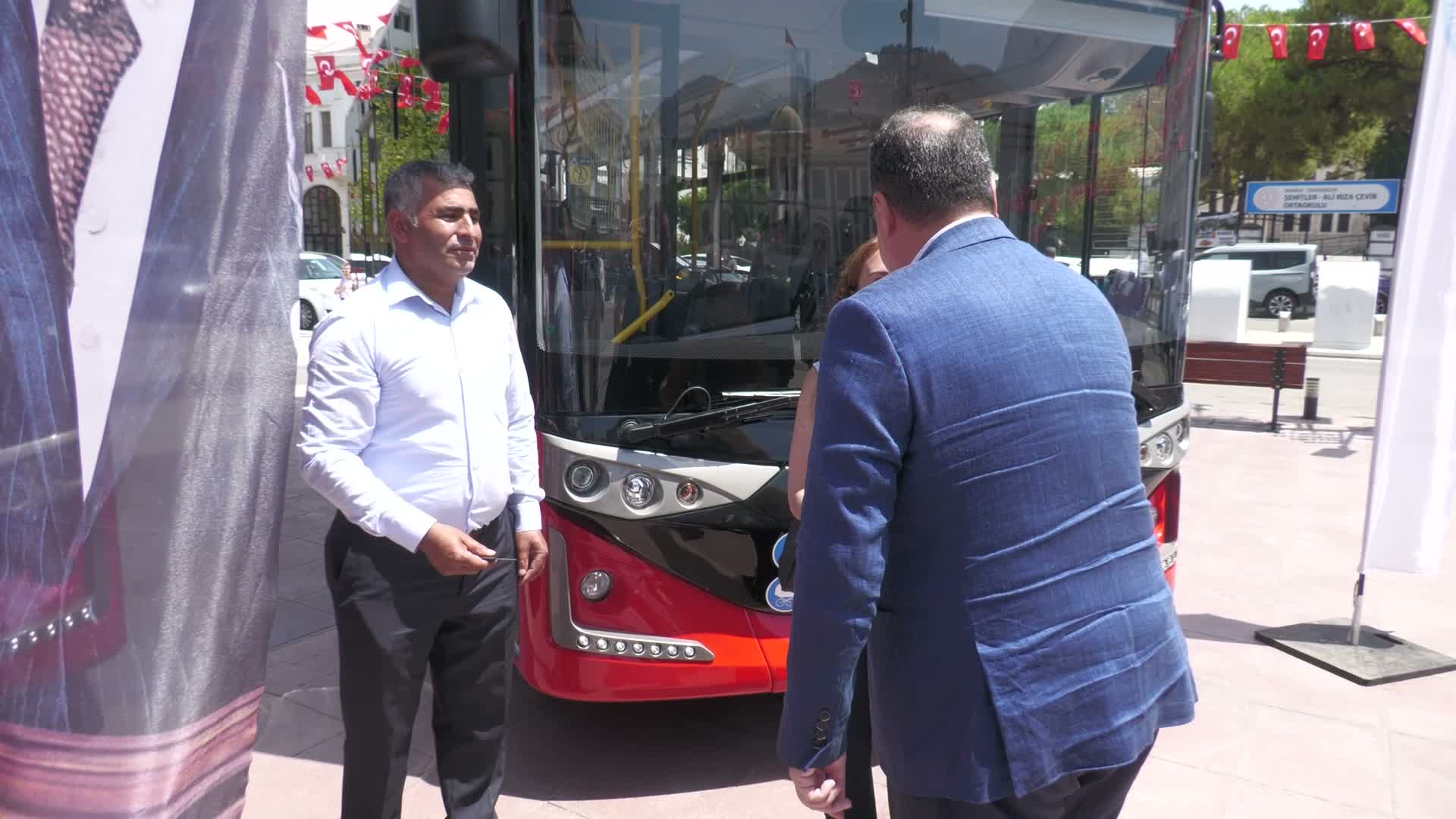 Manisa Büyükşehir Belediyesi, 14 yeni otobüsü daha hizmete aldı