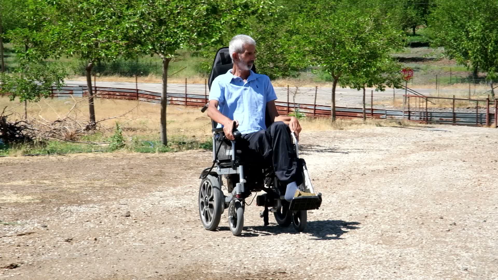 Tunceli'de bir vatandaş yüzde 95 engeline rağmen 3 bin tavukla geçimini sağlıyor