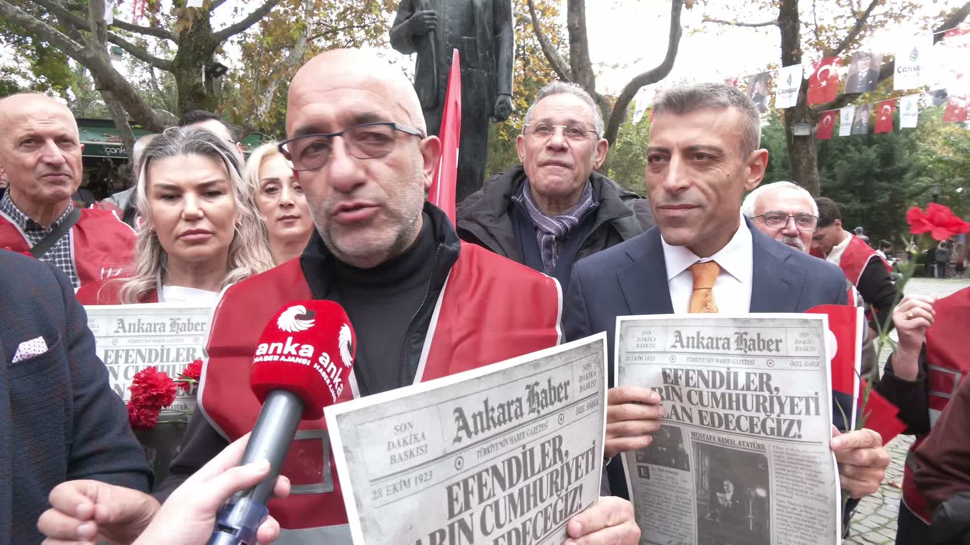 CHP Çankaya İlçe Başkanlığı, Kuğulu Park’ta Hâkimiyet-i Milliye gazetesi ve Türk bayrağı dağıttı