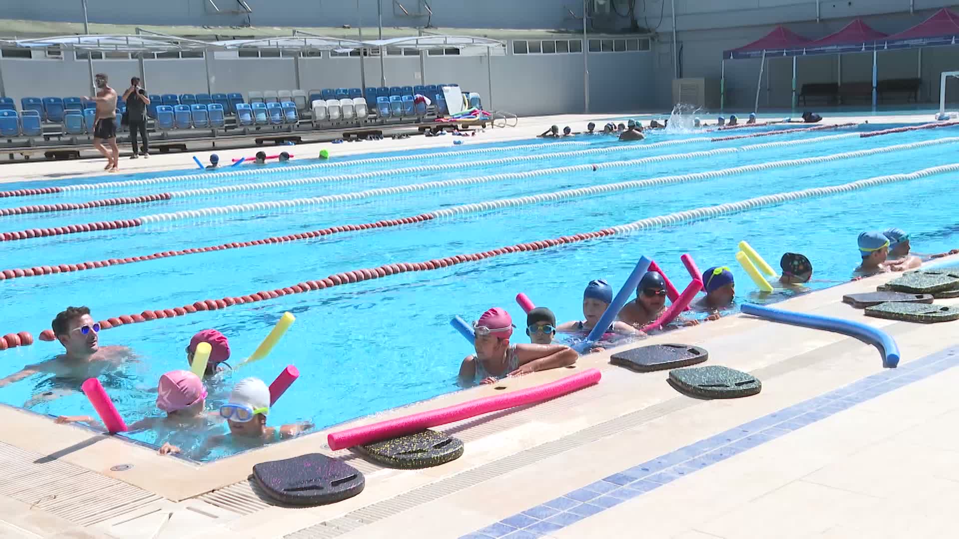 İzmir Büyükşehir Belediyesi'nin yaz spor okullarında yaklaşık 3 bin çocuk yüzme eğitimi alıyor