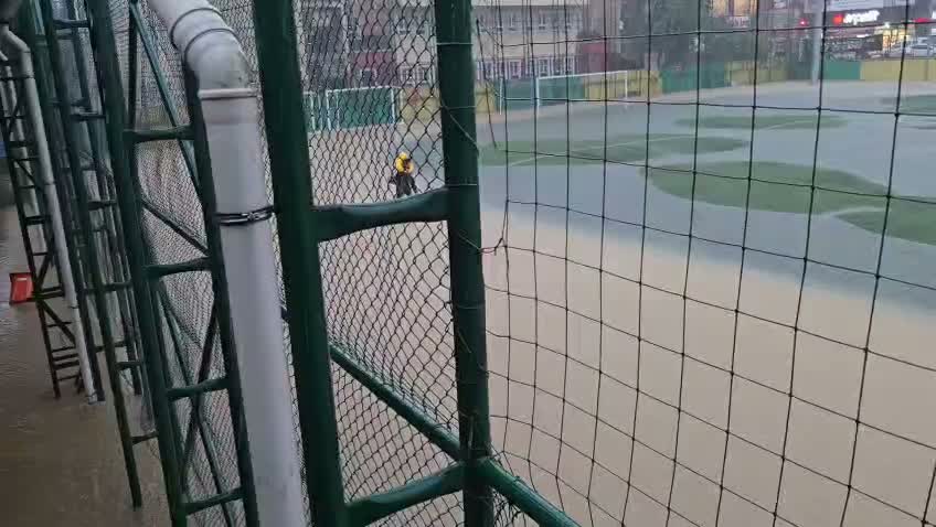 Ayazağa'da sel nedeniyle halı sahada mahsur kalan çocukları spor hocası sırtına alarak taşıdı