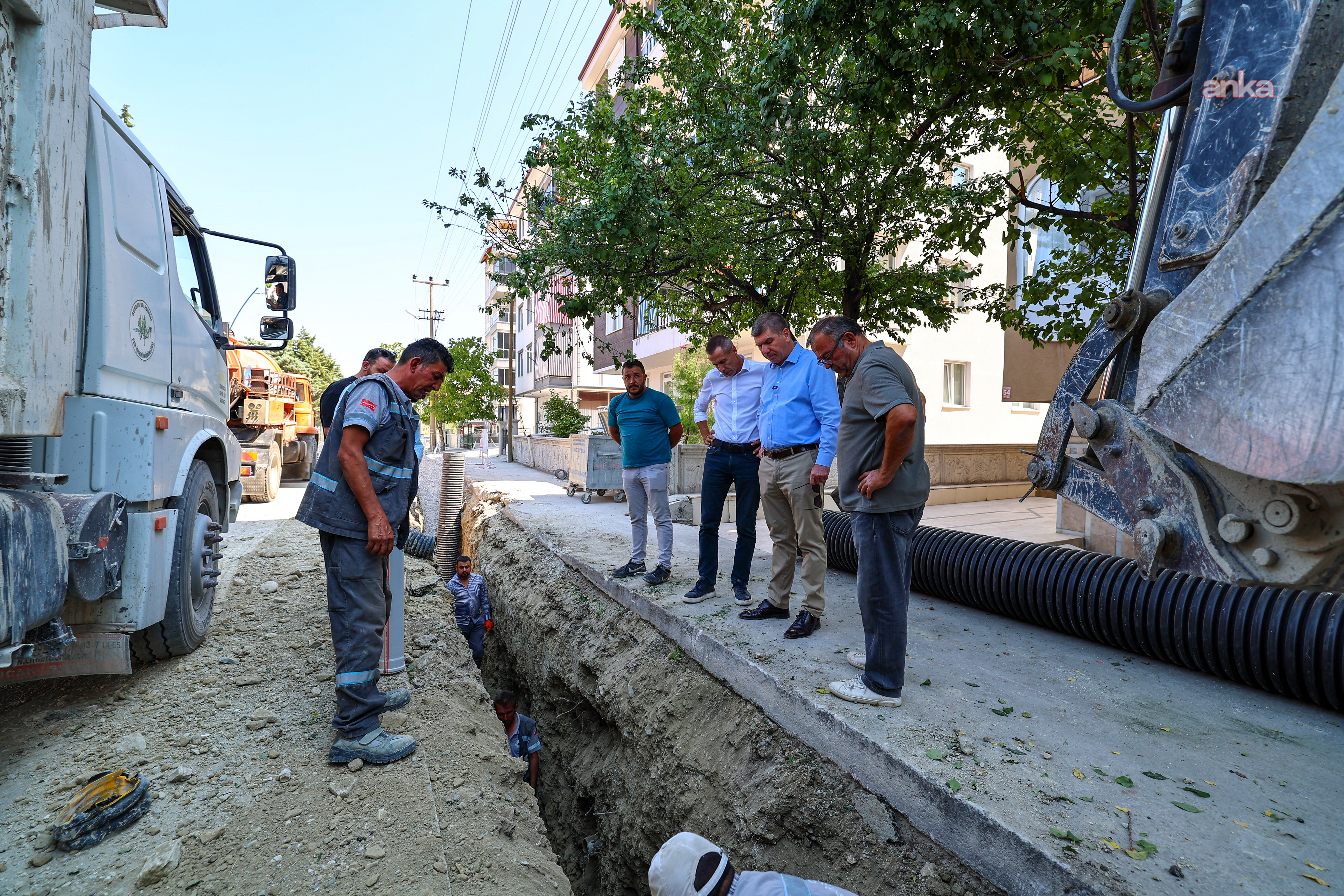 Burdur Belediye Başkanı Ercengiz, Aydınlıkevler Mahallesi’ndeki drenaj çalışmalarını inceledi