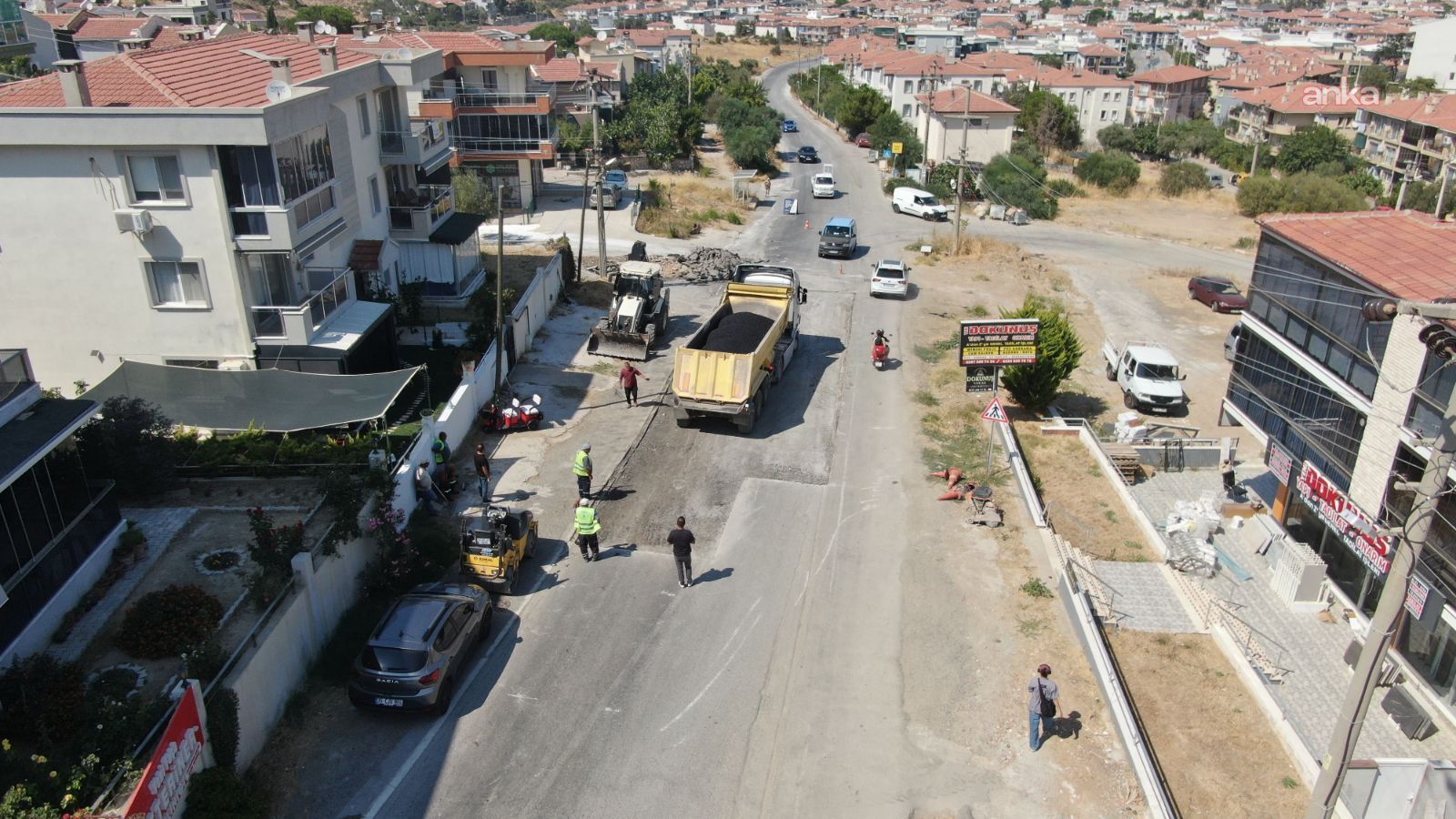 Foça'da daha güvenli ve konforlu yollar için asfalt seferberliği sürüyor
