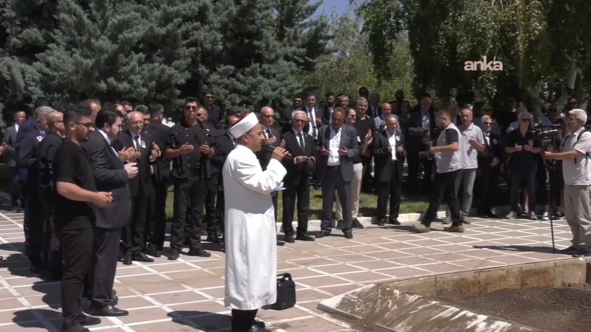 Deniz Baykal'ın eşi Olcay Baykal, Devlet Mezarlığı'nda toprağa verildi