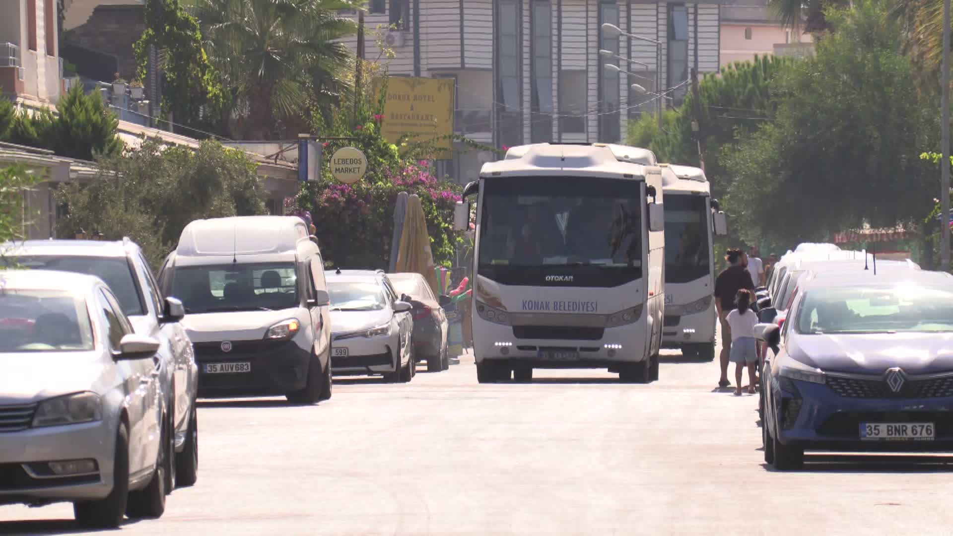 Konaklı çocuklar ve kadınlar yazın son günlerinde denizle buluştu