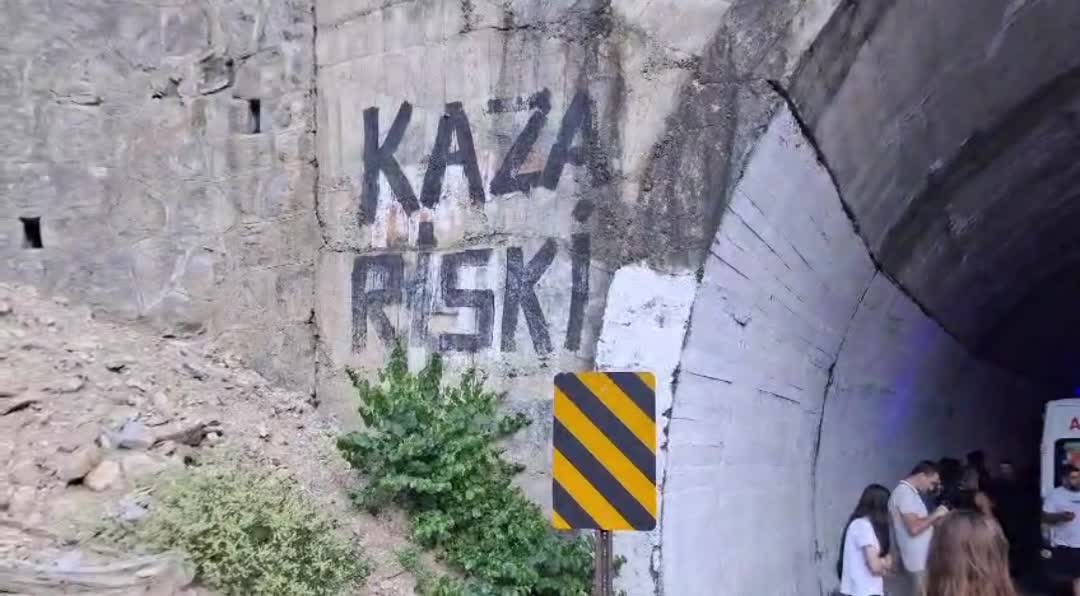 Tunceli-Erzincan karayolunda otomobil ile yolcu otobüsü çarpıştı: 2 yaralı