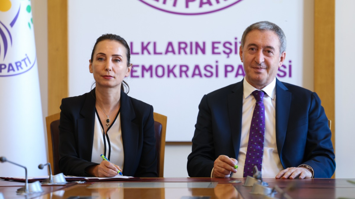 DEM Parti Eş Genel Başkanları Hatimoğulları ve Bakırhan, teklifi imzaladı