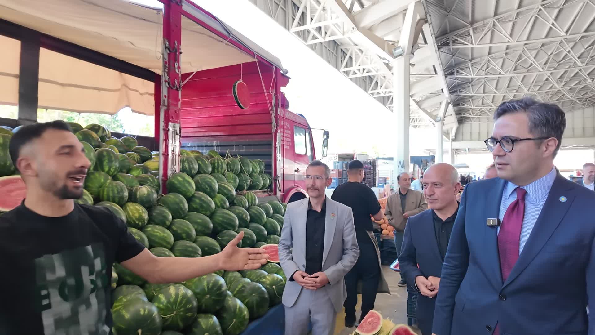 İYİ Partili Yılmaz Konya'da Muhacir Pazarı esnafını ziyaret etti