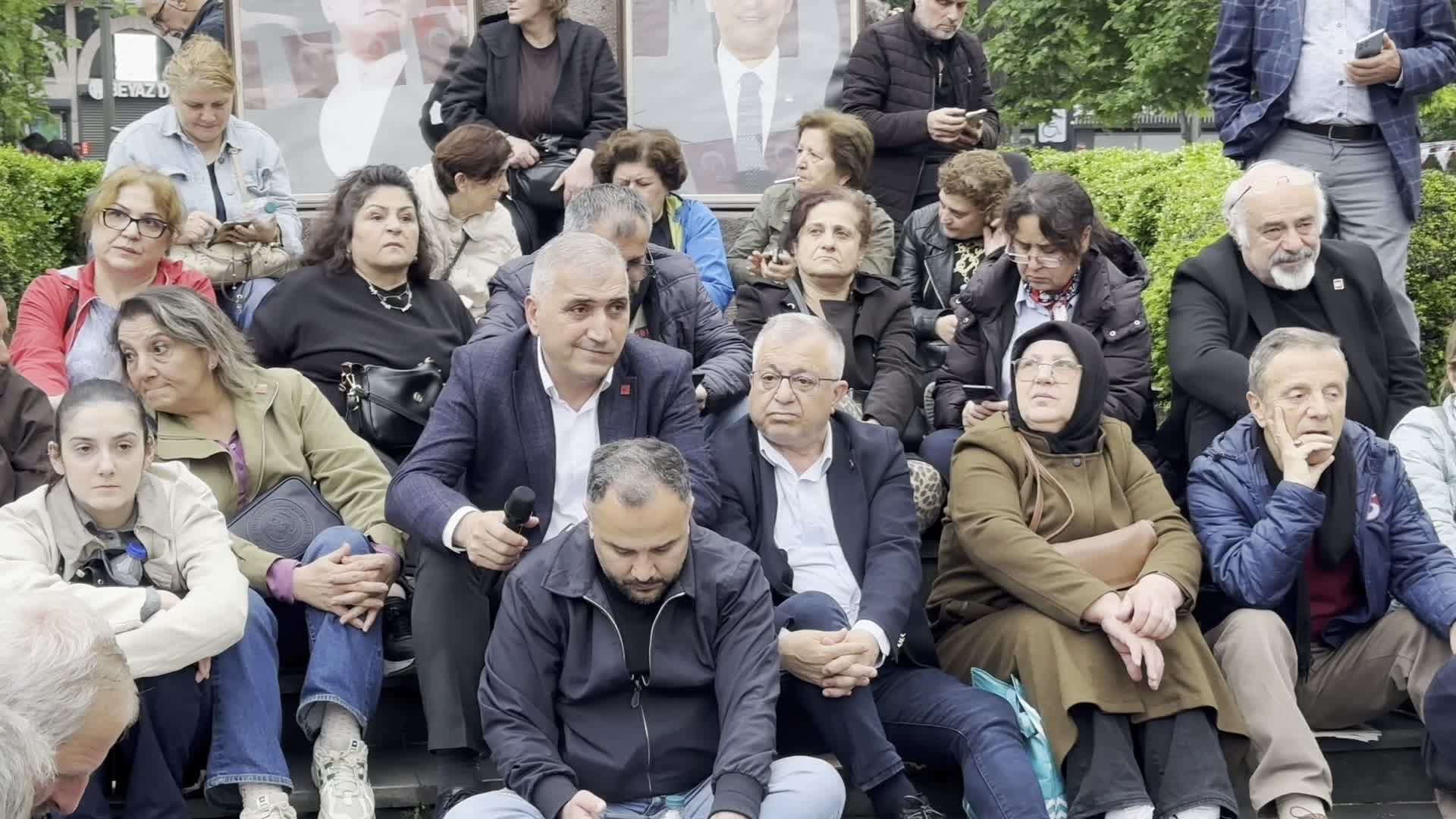 CHP Genel Merkezi'nin polis zoruyla tahliyesi Trabzon'da protesto edildi: Siyaset koltuklarda değil, sokakta yapılır