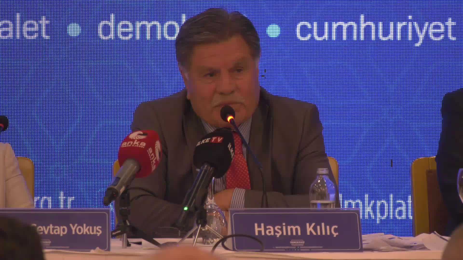 Eski AYM Başkanı Kılıç: “2007’de AK Parti’nin kapatılması için başsavcı, 487 delil diye ne kadar gazete kupürü varsa önümüze getirdi”