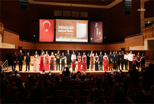 İzmir'de genç yetenekler sahneye sahip çıktı