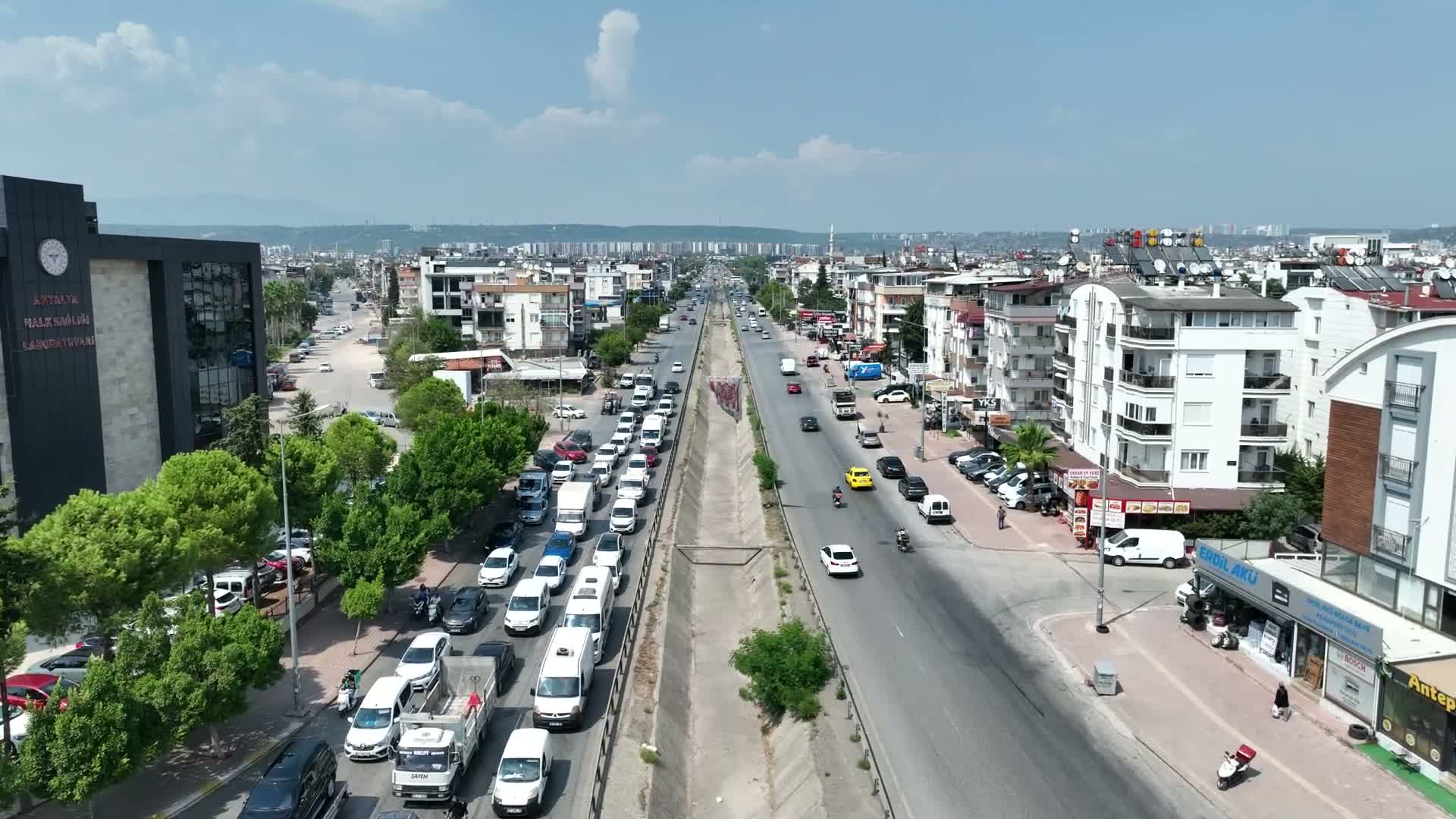 Antalya Büyükşehir Belediyesi'nden sinyalizasyon ve trafik uyarı levhalarına genel bakım