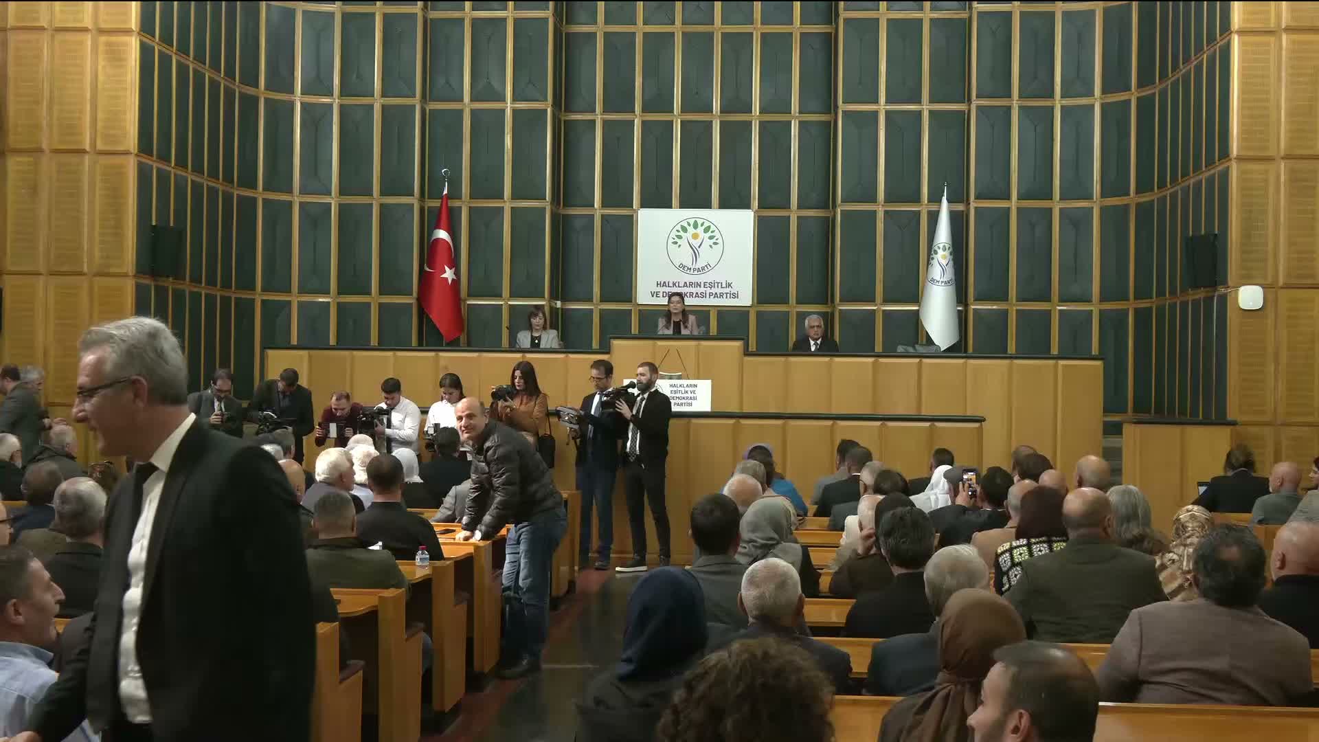 DEM Parti Grup Toplantısı... Tuncer Bakırhan'dan iktidara: "Artık daha ne yapılması gerekiyor? Bu soruya iktidar sessizlikle cevap veremez"