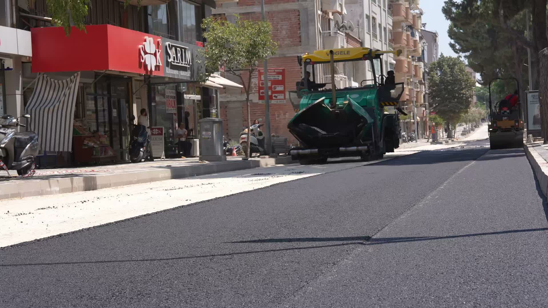 Manisa Büyükşehir Belediyesi, Salihli’de yolları yeniliyor: "Dört caddeye sıcak asfalt"