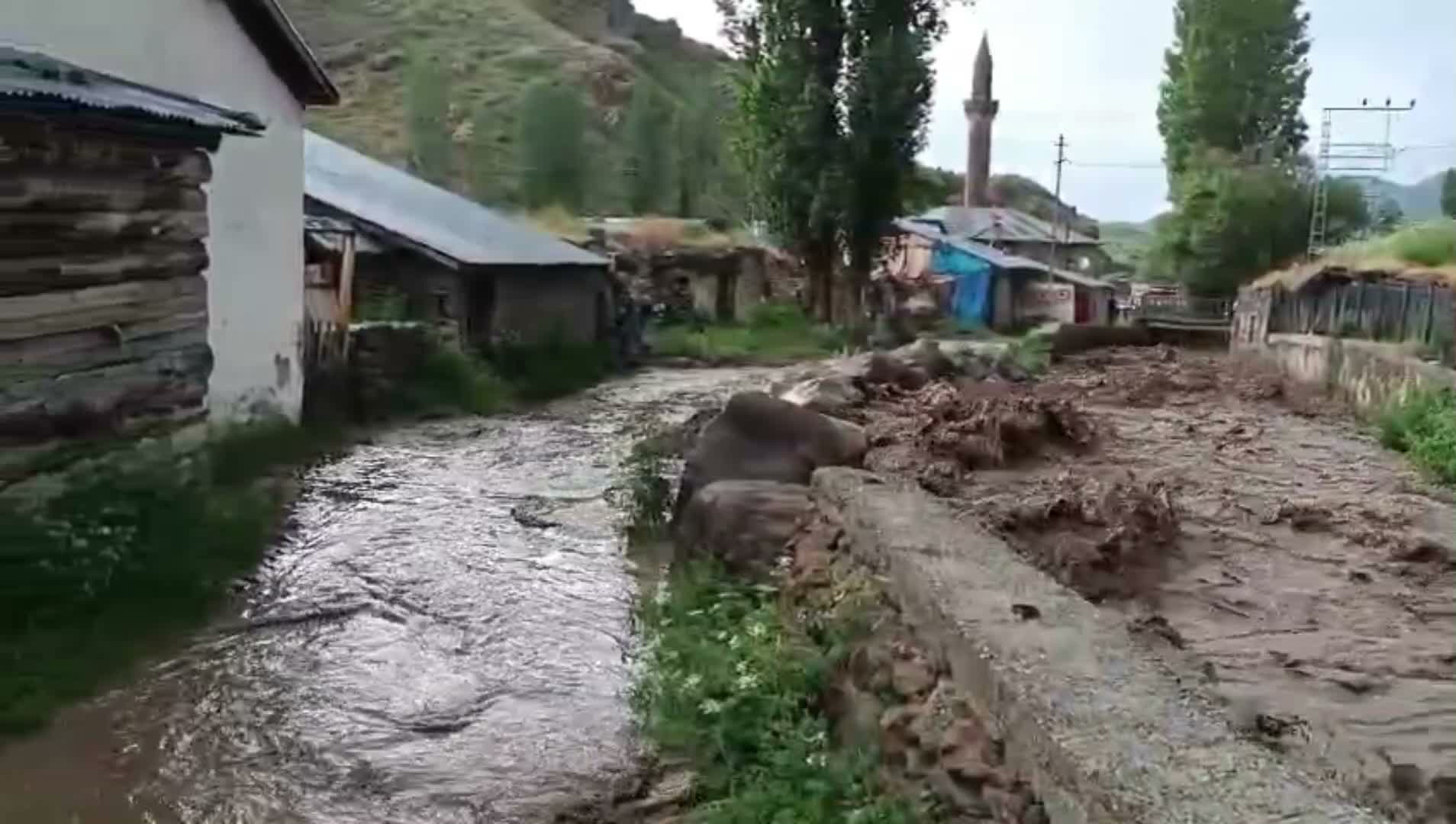 Erzurum Oltu’da sağanak sonrası dere taştı: Evleri su bastı
