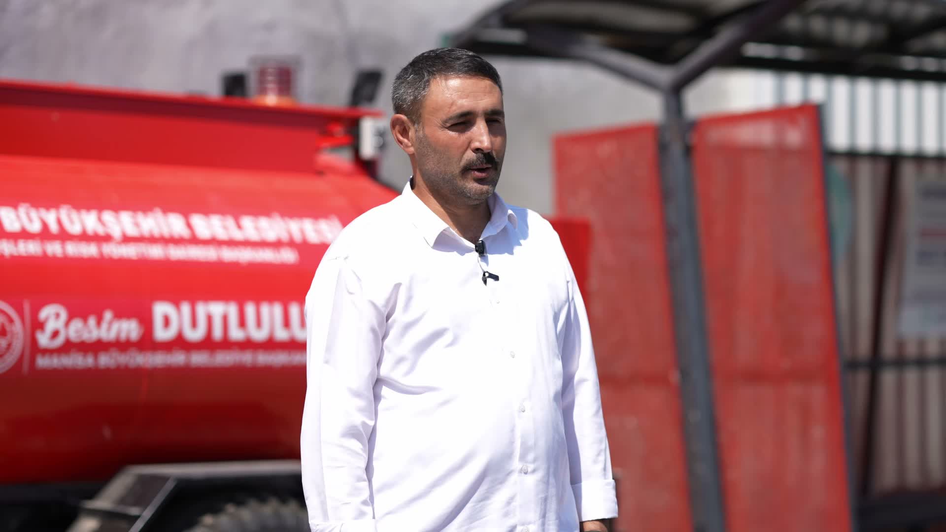 Manisa Büyükşehir Belediyesi'nin tankeri yangının köye ulaşmasını engelledi