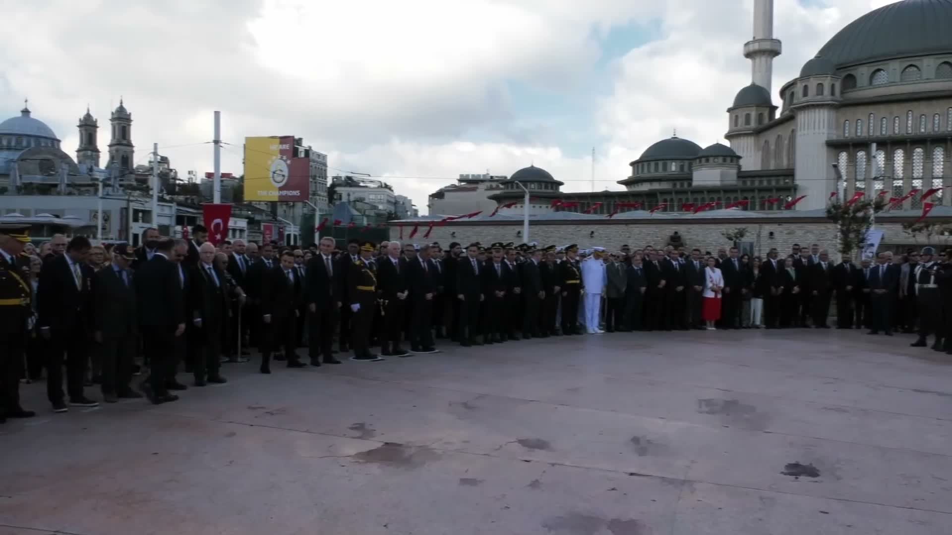 Taksim’de 30 Ağustos töreni... Özgür Çelik: “İlk defa YENİ Parti olarak bir çelenk sunduk”