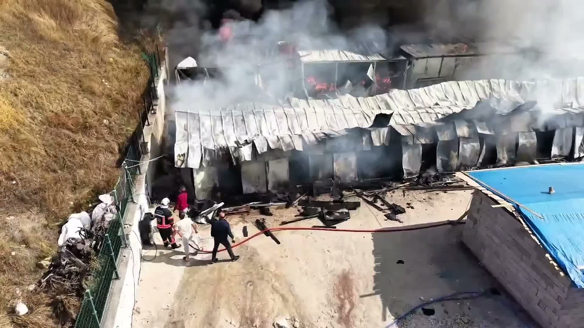 Malatya’da şantiye alanında yangın: 30 konteyner zarar gördü