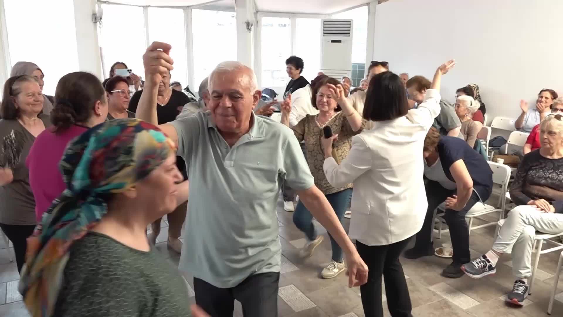 Bornova Belediyesi Sağlıklı Yaş Alma Merkezi'nde bayram coşkusu