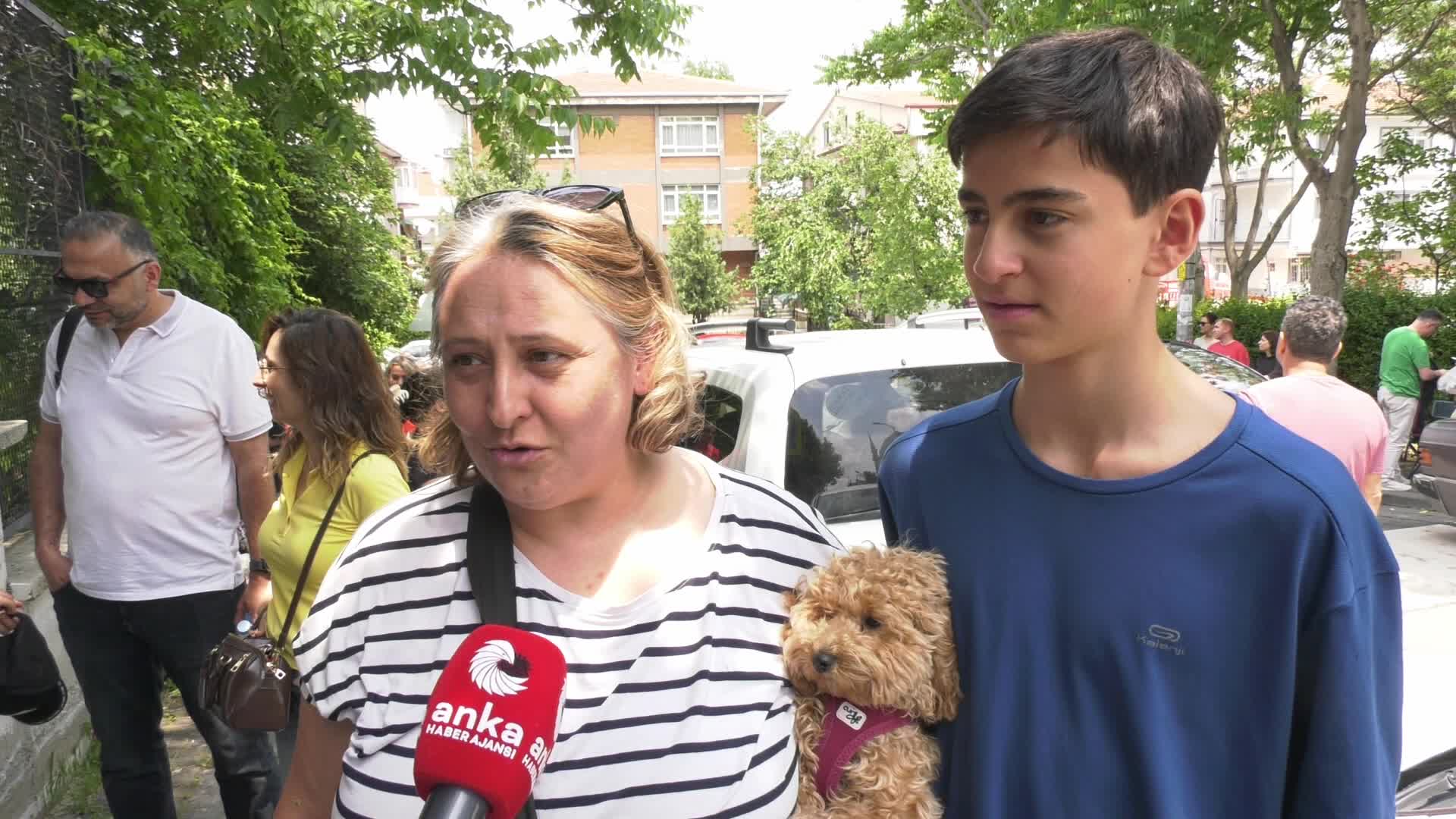 İkiz kardeşlerin ve ebeveynlerinin LGS heyecanı... İkiz çocuk annesi veli: "Her şeyi çarpı iki yaşıyoruz"