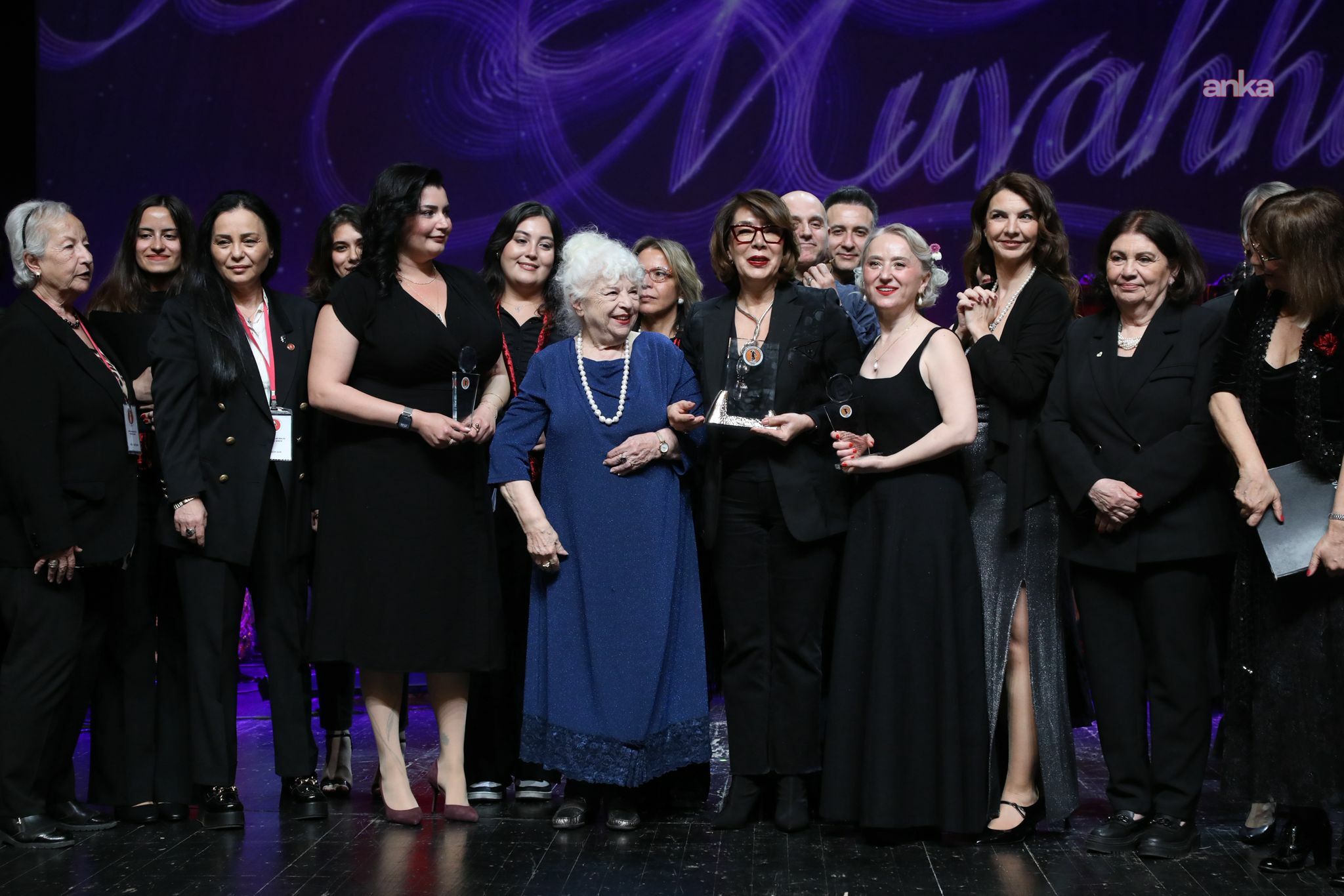 Bedia Muvahhid Ödülü Elif Verit ve Gizem Akkuş'a verildi