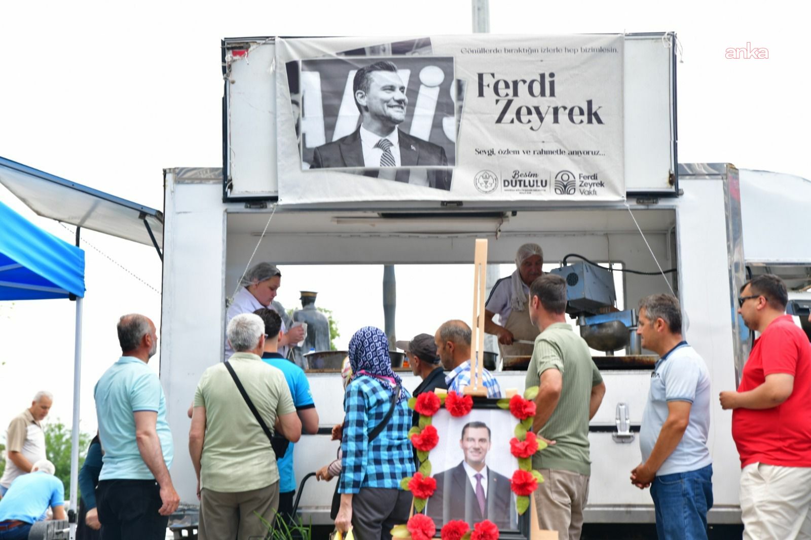 Manisa Büyükşehir Belediyesi'nden Ferdi Zeyrek anısına 17 ilçede lokma hayrı