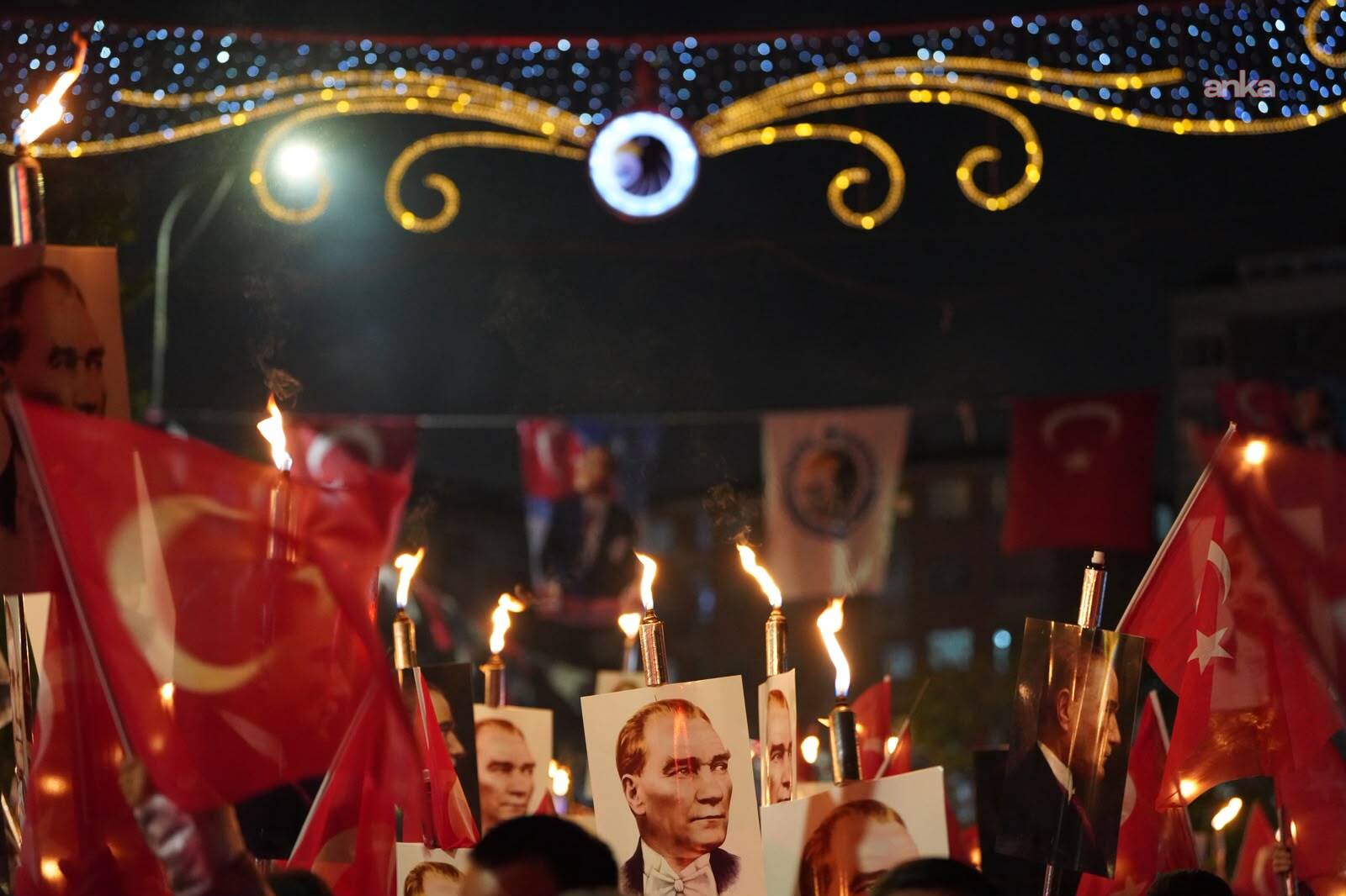 Kartal’da Cumhuriyet coşkusu fener alayı ve konserle yaşandı