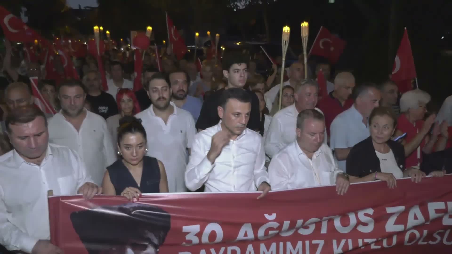 Özgür Çelik, Bahçelievler'de 30 Ağustos yürüyüşüne katıldı