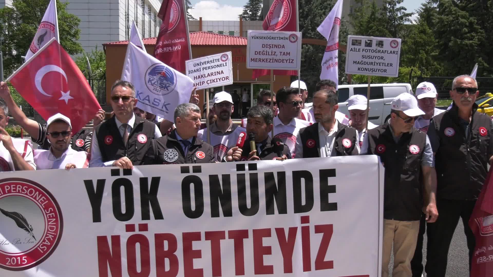 ÜNİPERSEN üyeleri "aile bütünlüğü ve adil tayin" talebiyle YÖK önünde eyleme başladı: "Siz Cumhurbaşkanı'na da yalan söylemişsiniz"