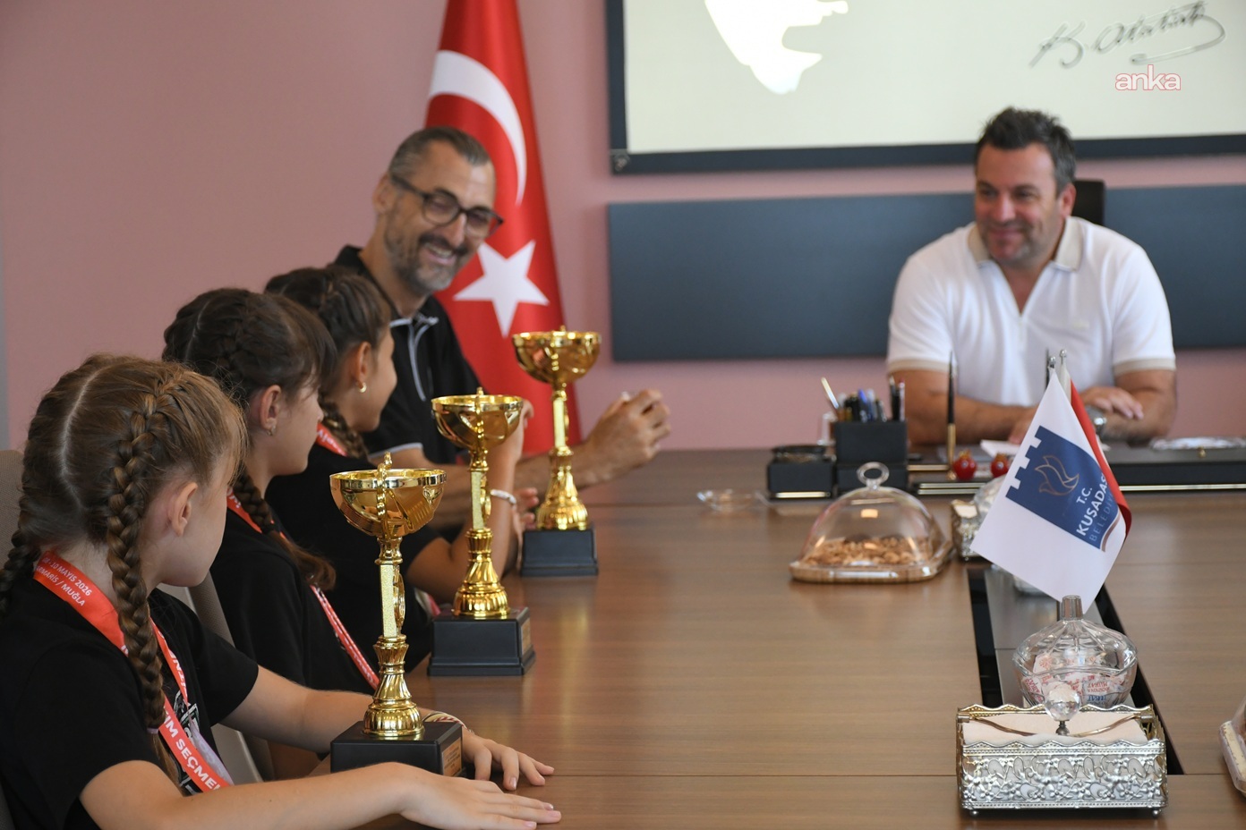 Kuşadası Belediyesi'nin minik sporcularından Başkan Vekili Demirtaş'a ziyaret